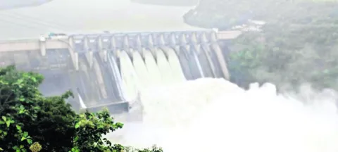 శ్రీశైలం ప్రాజెక్టుకు కొనసాగుతున్న వరద 