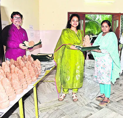 కలెక్టరేట్‌లో మట్టి గణపతుల పంపిణీ 