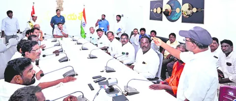 చేపల వేటపై పది రోజుల్లో నిర్ణయం 