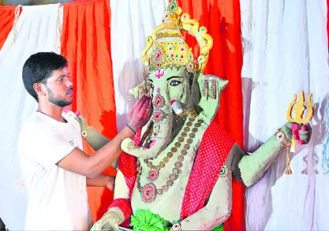 పదేళ్లుగా మట్టి విగ్రహం తయారీ.. 