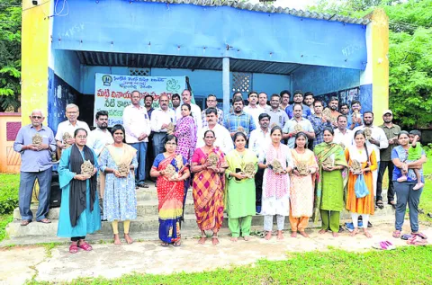 మట్టి వినాయకుడిని  పూజించాలి
