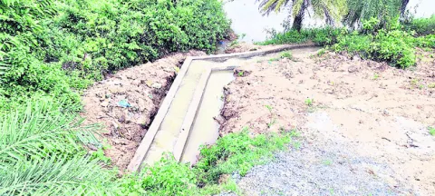 తెల్లవాగు చెరువు తూము లీకేజీ 