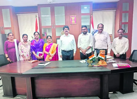 రికార్డు అసిస్టెంట్‌ సస్పెన్షన్‌ 