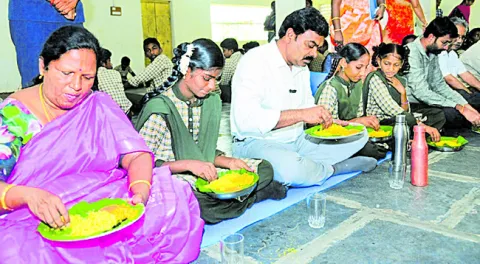  మధ్యాహ్న భోజనం పరిశీలన 