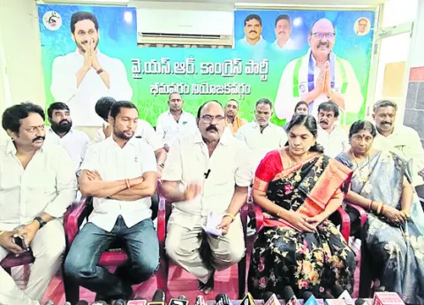 కలెక్టరేట్‌ తరలింపును అడ్డుకుంటాం 