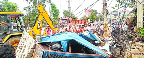చిరువ్యాపారుల దుకాణాలు తొలగింపు 