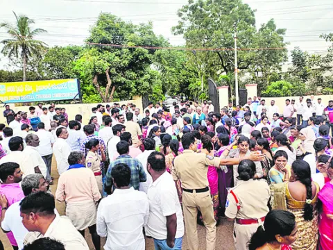 బాధిత కుటుంబాన్ని ఆదుకోవాలి 