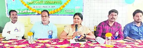 మహిళా సంఘాలు మార్కెటింగ్‌ చేయాలి