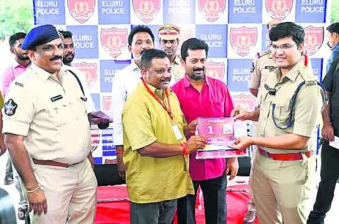 ఆటోలకు క్యూఆర్‌ డిజిటల్‌ స్టిక్కర్లు 