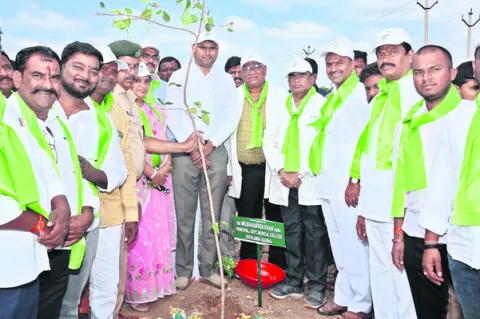 మొక్కలు నాటి పర్యావరణాన్ని కాపాడాలి 