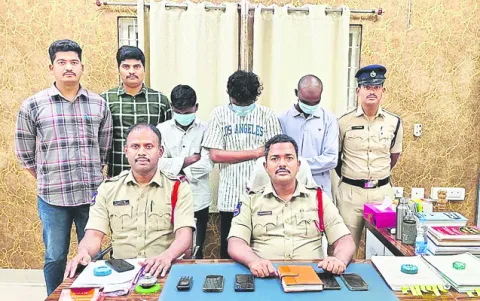 గంజాయి విక్రయిస్తున్న ముగ్గురి అరెస్ట్‌ 