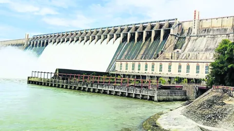 14 క్రస్ట్‌గేట్ల నుంచి వరద
