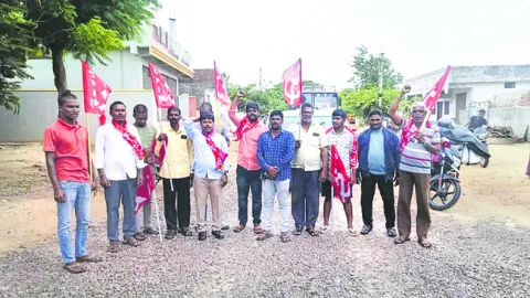 ఈ రోడ్డు బాగు చేయండి 