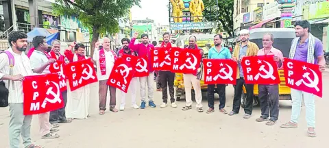 సీపీఎం నేతల అరెస్ట్‌ అప్రజాస్వామికం 