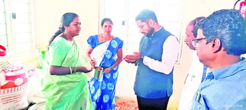 మెనూ ప్రకారం భోజనం అందించాలి