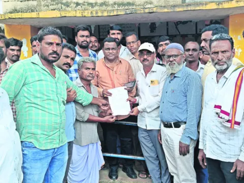 టీచర్‌పై సస్పెన్షన్‌ వేటు
