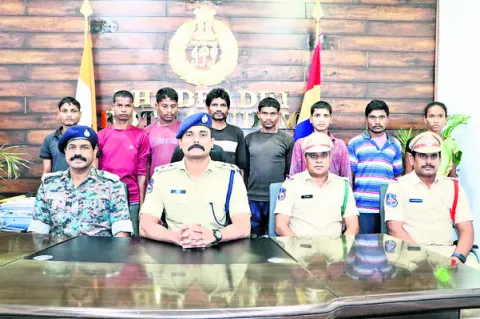 8 మంది మావోయిస్టుల లొంగుబాటు