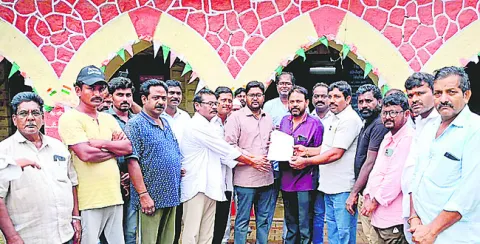 మాకు జీవనోపాధి కల్పించాలి 
