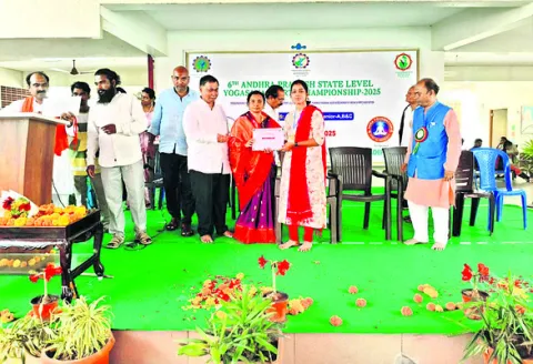 రాష్ట్ర స్థాయి యోగాసన పోటీల్లో రాణించిన సునంద