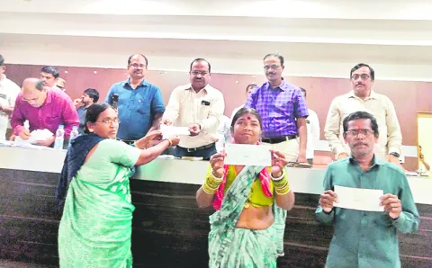 పరిహారం చెక్కుల పంపిణీ 