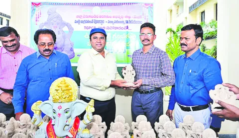 మట్టి ప్రతిమలు ప్రతిష్ఠించాలి