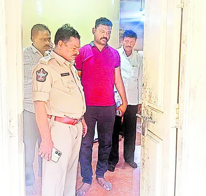 పరిటాల దాసాంజనేయ స్వామి ఆలయంలో చోరీ 
