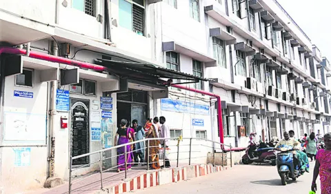 వారితో ఆస్పత్రికి సంబంధం లేదు 
