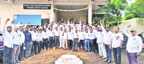 న్యాయవాదుల విధుల బహిష్కరణ 