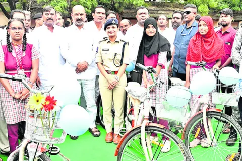 బ్రాండెడ్‌ సైకిళ్లు ఇస్తున్నా