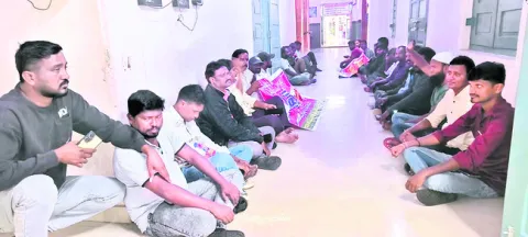 కేఎంసీ ప్రిన్సిపాల్‌ చాంబర్‌ ముట్టడి