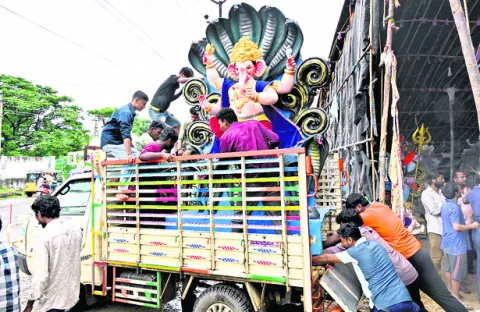 సందడే సందడి..
