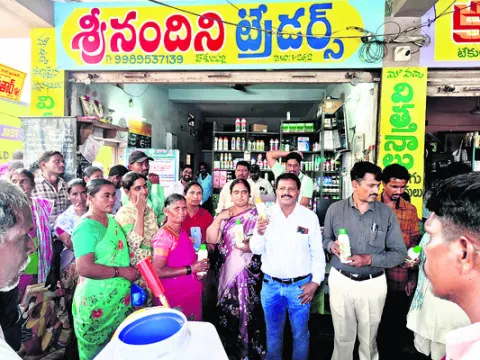 డ్రోన్‌తో యూరియా పిచికారీ చేయాలి