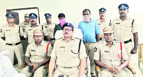 గంజాయి తరలిస్తున్న ఇద్దరి అరెస్ట్‌ 
