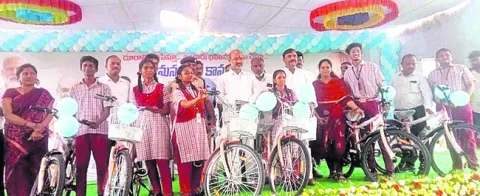 చదువుకుంటేనే భవిష్యత్‌