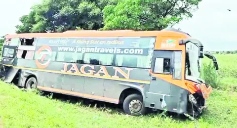 బస్సును ఢీకొట్టిన లారీ: యువకుడు దుర్మరణం  

