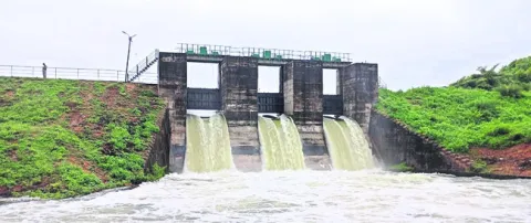 ‘అలీసాగర్‌’ మూడు గేట్ల ఎత్తివేత 