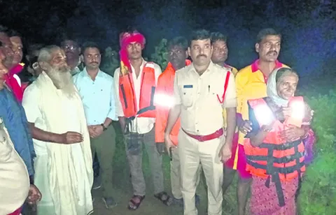 ఆశ్రమంలోని వారిని కాపాడిన రెస్క్యూ బృందం