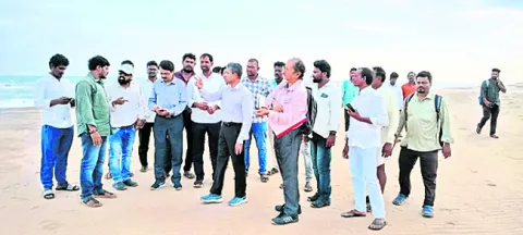 ఫిషింగ్‌ హార్బర్‌ స్థల పరిశీలన   
