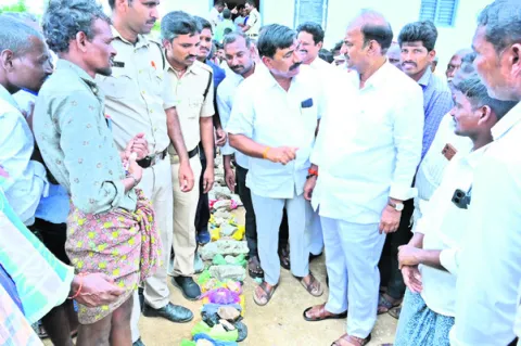 ప్రతి రైతుకూ యూరియా  అందేలా చూస్తాం 
