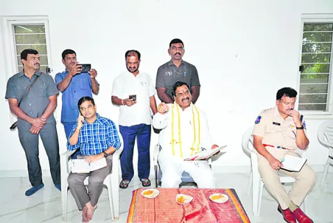 అధికారులు సెలవుపై వెళ్లొద్దు 