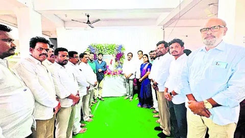 కన్నబాబుకు అరకు ఎంపీ పరామర్శ 