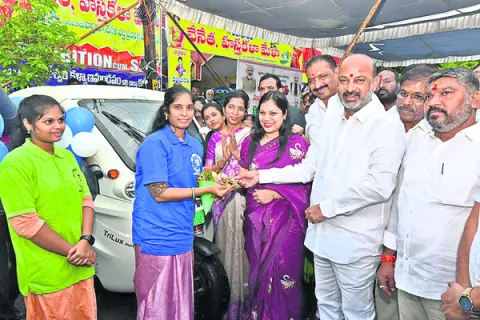 మహిళలు అన్ని రంగాల్లో రాణిస్తున్నారు
