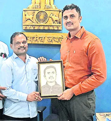పెన్సిల్‌తో ఆకర్షణీయంగా కలెక్టర్‌ చిత్రం