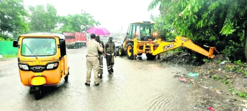 సహాయక చర్యల్లో పోలీసులు 