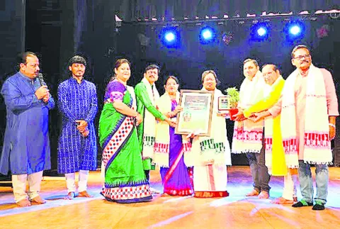 ఇనుపకుర్తి ‘బిముగ్ద సమ్మాన్‌’తో సత్కారం 
