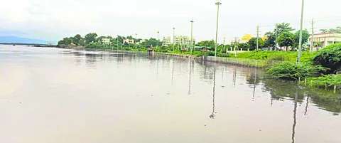 కృష్ణా నదిలో వరద ఉద్ధృతి