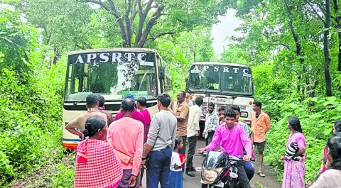 బురదలోకూరుకుపోయిన బస్సు
