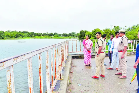ప్రశాంతంగా ఉత్సవాలు జరుపుకోవాలి