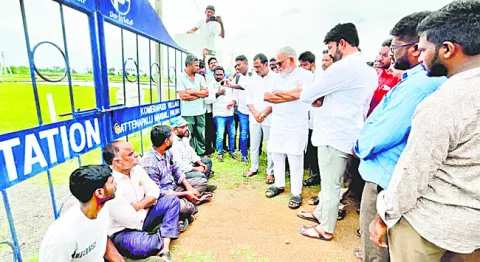 డబ్బుకు కక్కుర్తిపడి షిఫ్ట్‌ ఆపరేటర్ల తొలగింపు