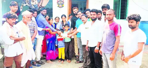 ఆపదలో ఆదుకుంటున్న ‘మిత్రమండలి’